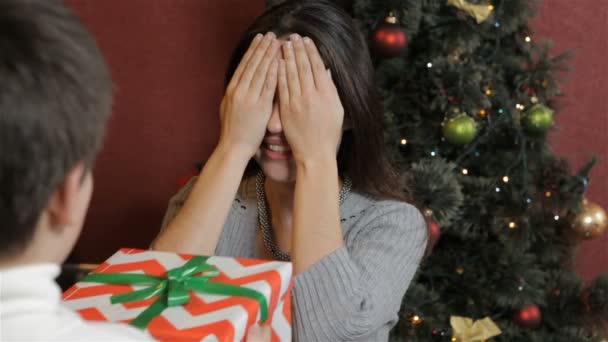 Женщина получает рождественский сюрприз от маленького мальчика — стоковое видео