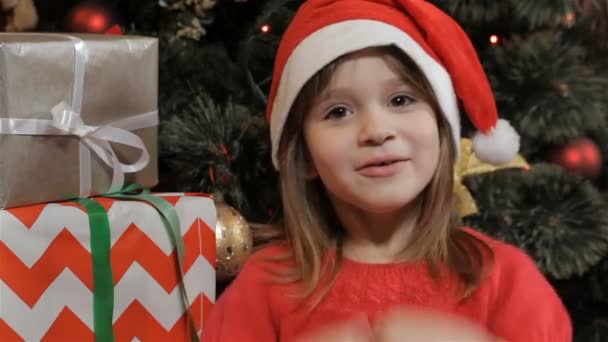 Niña expresa emoción de la Navidad — Vídeo de stock