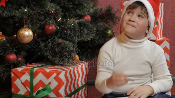 Liten pojke tror upp brevet till jultomten — Stockvideo