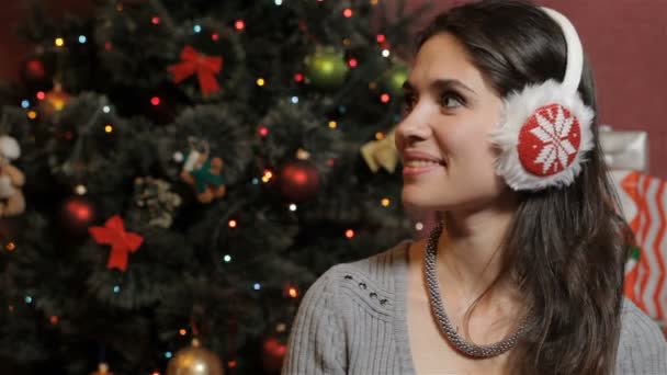 Femme montre son pouce près de l'arbre de Noël — Video