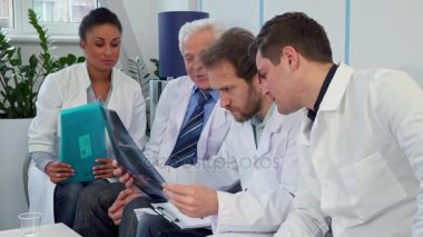 Tıbbi ekip x-ray görüntü ele alınmaktadır.