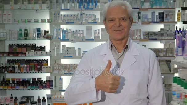 男性薬剤師が彼の親指を現れる — ストック動画