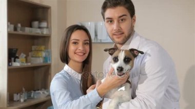 Erkek veteriner köpek ve onun sahibi ile poz veriyor