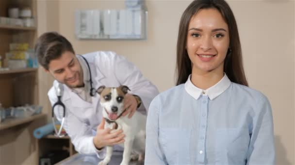 Chica aprueba clínica veterinaria — Vídeos de Stock