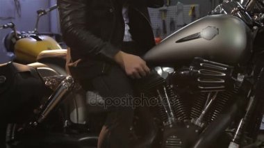 Erkek motorcu motosiklet Aynaya bakar