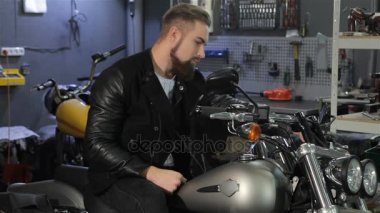 Erkek motorcu motosiklet gidon üzerinde onun elele