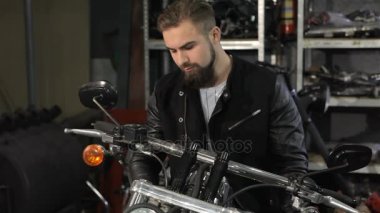 Erkek motorcu motosiklet atölye helikopterde inceliyor