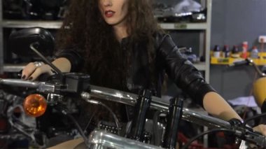 Kadın motosiklet motosiklet tank üzerinde eğilir