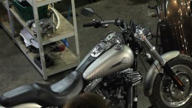 Kadın motorcu pozlar chopper motosiklet atölye üzerinde