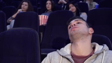Adam sinemada sıkılıyor