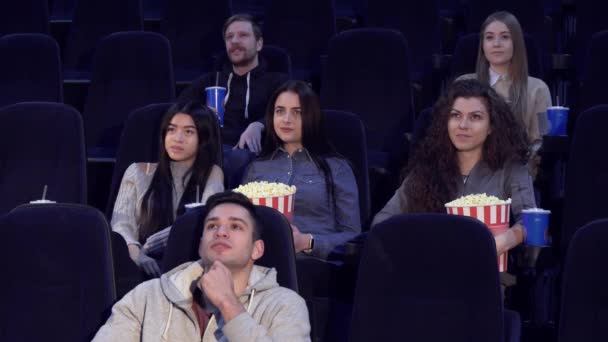 Jovens assistem filme no cinema — Vídeo de Stock