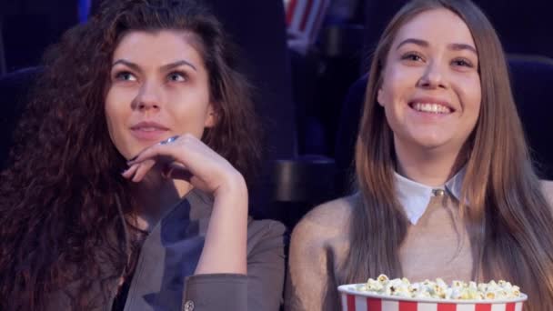 Dziewczyny dzielić wrażenia w kinie — Wideo stockowe