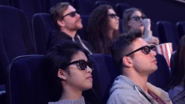 İnsanlar Sinema Salonu, 3d efektler tadını çıkarın.