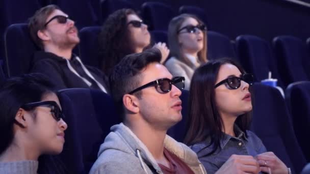 People watch 3D film at the movie theater — Stock Video