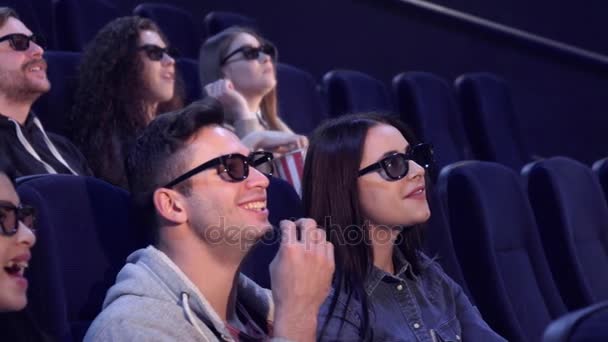 La gente se ríe en el cine — Vídeos de Stock