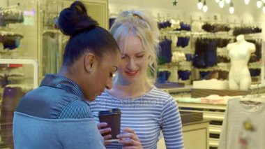 Kadınlar kağıt Kahve kupaları dükkanda tutun.