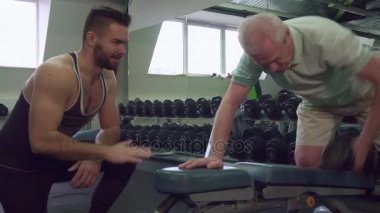 Eğitmen izlerken nasıl üst düzey istemci egzersizleri yapıyor.