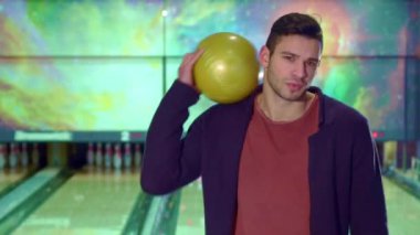 Adam bowling topu omzunda tutuyor.