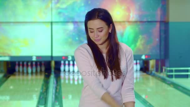 Girl poses with bowling ball — Stock Video