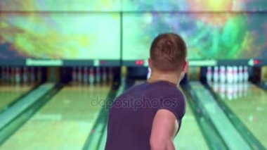 Adam bowling topu rulo