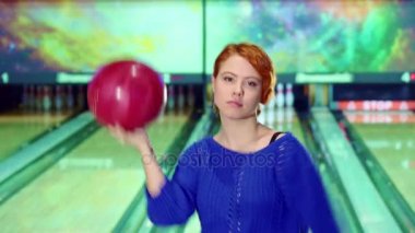 Kız ile bowling topu elinde döner.