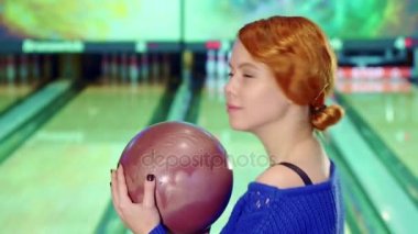 Bowling topu onun elinde ile gülümseyen kız