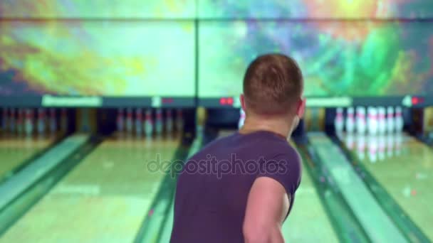 Man rullar bowlingklot — Stockvideo