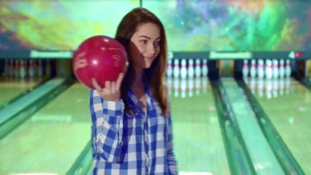 Lány bowling golyót tart a kezében — Stock videók