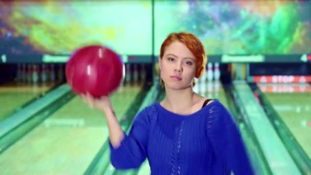 Mädchen dreht mit Bowlingkugel in der Hand — Stockvideo