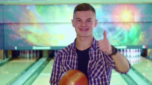 Guy godkänner bowling — Stockvideo
