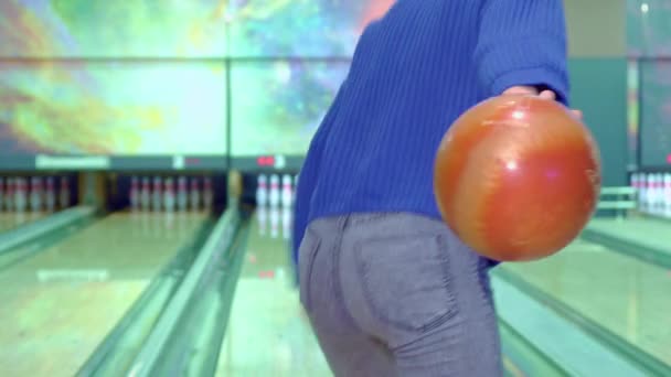 Garçon et fille s'embrassent au bowling — Video