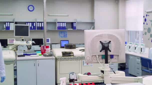 Homem entra no laboratório — Vídeo de Stock