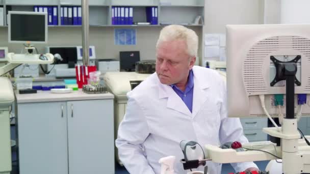 Homem controla algum processo no laboratório — Vídeo de Stock