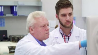 Adam elini Laboratuvarı monitörde Puan