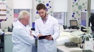 Adam bir şey meslektaşı laboratuvarı için ekranda gösterir