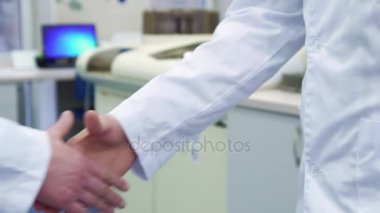 Adam ellerini Laboratuvarı uzanır