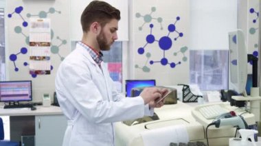 Adam bilgi bilgisayar Laboratuvarı tablet için girer