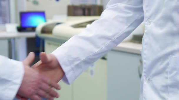 El hombre extiende sus manos en el laboratorio — Vídeo de stock