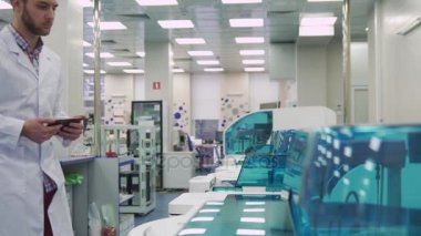 Laboratuvar makine yakınındaki tablet adam çevirir