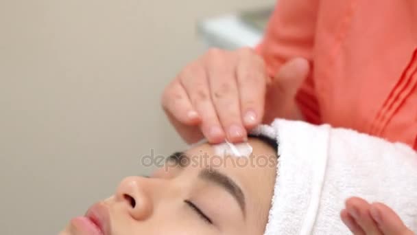 マッサージ師が女性の顔を保湿します。 — ストック動画