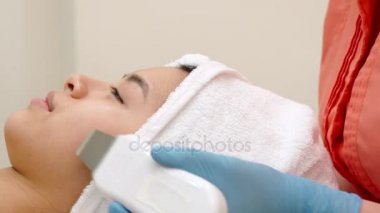 Güzellik uzmanı kadının çene peeling
