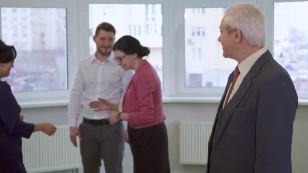 Ανώτερος επιχειρηματίας στέκεται στο γραφείο — Αρχείο Βίντεο