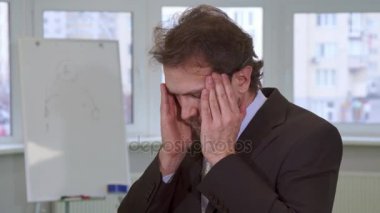 İş adamı baş ağrısı ofiste vardır.