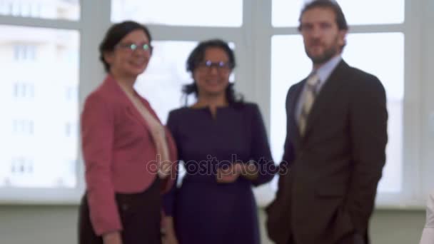 Ofiste iş kadınları alkış — Stok video