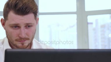 Erkek Yöneticisi dizüstü ofiste kullanır.