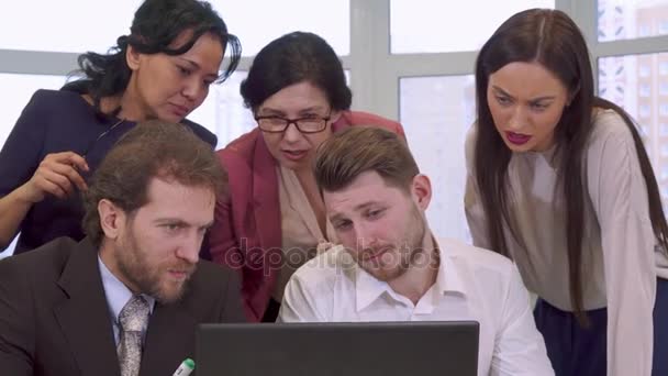 Business folk tittar på den bärbara datorn — Stockvideo