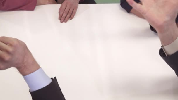 Geschäftsleute gestikulieren am Tisch — Stockvideo