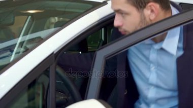 Adam araba galerisinde içine oturur