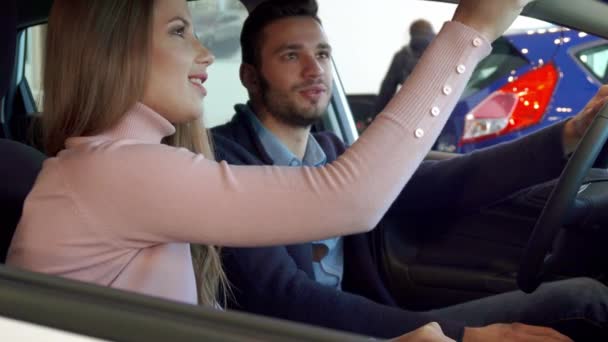 El hombre señala su mano sobre la consola del coche — Vídeos de Stock