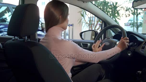 Kobieta pokazuje kciuk się wewnątrz samochodu — Wideo stockowe